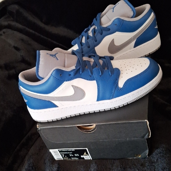 Nike Air Jordan 1 Low Sneakers - Picture 1 of 6